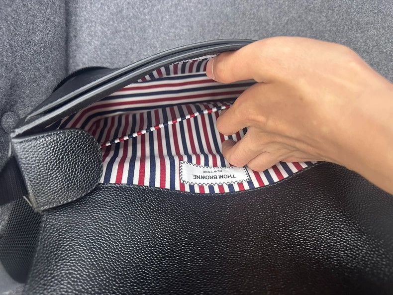 Thom Browne Thom Browne Ox leather pebble embossing reporter bag Size ONE SIZE - 3 Thumbnail