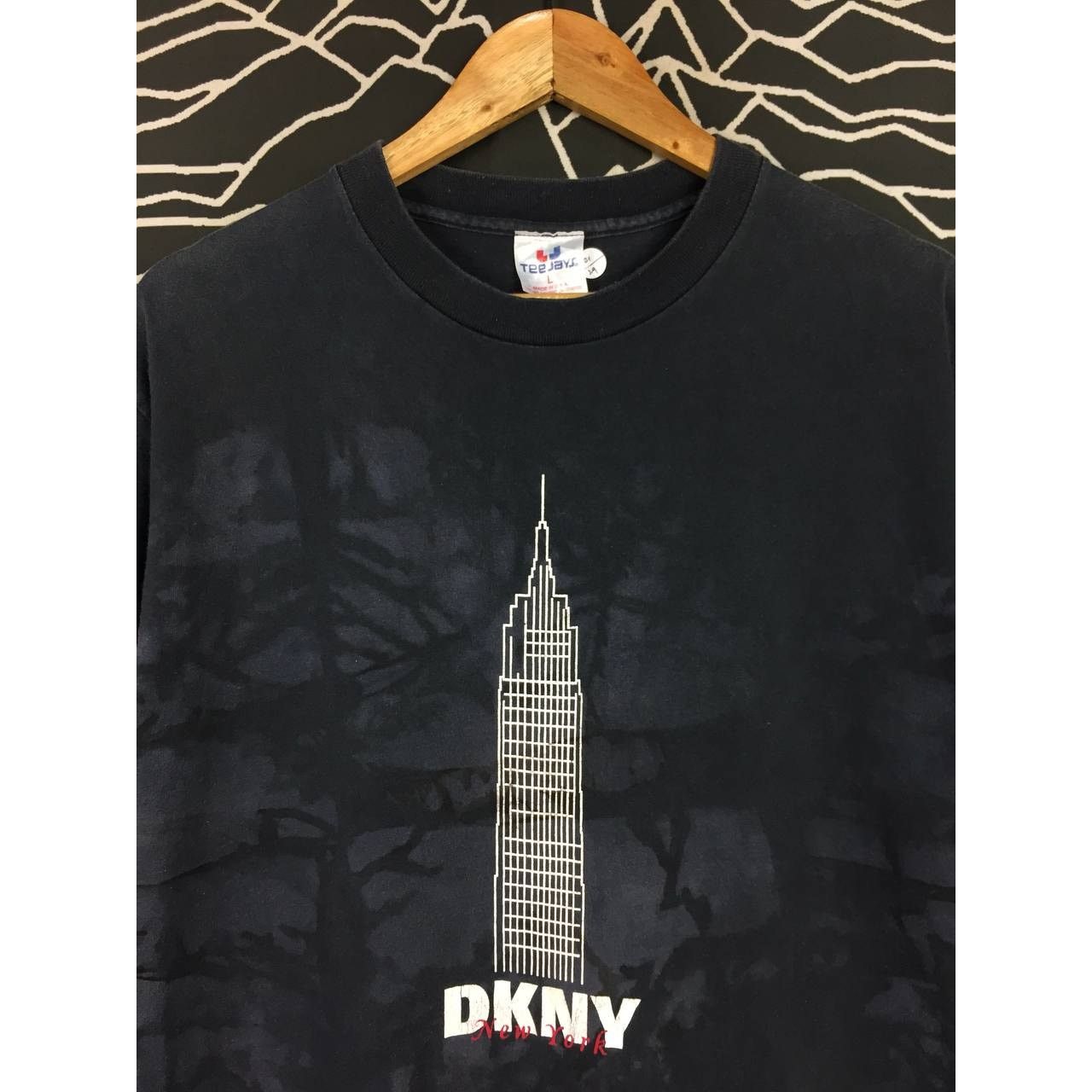 DKNY × Vintage Vtg 90s DKNY Empire State Building NY Single Stitch Tee Size US L / EU 52-54 / 3 - 3 Thumbnail