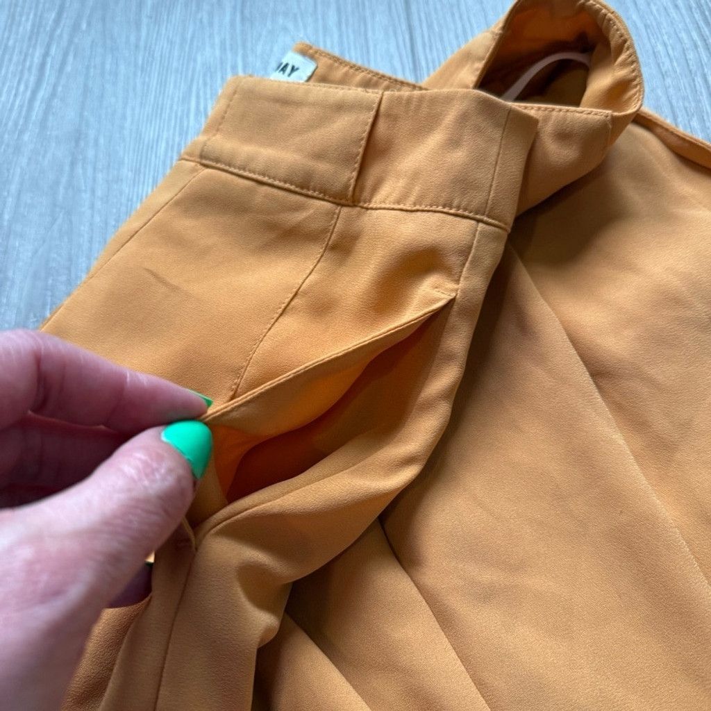 Aritzia Sunday Best Orange Shorts High-Waisted Flowy Size 26" / US 2 / IT 38 - 8 Thumbnail