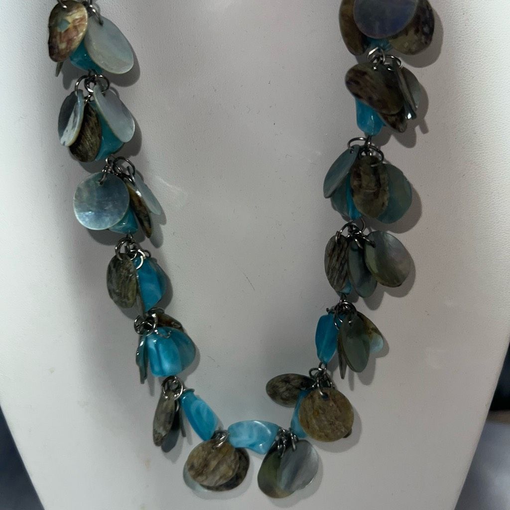 Vintage Vintage Mother of Pearl and Blue Resin Acrylic Necklace Size ONE SIZE - 8 Thumbnail