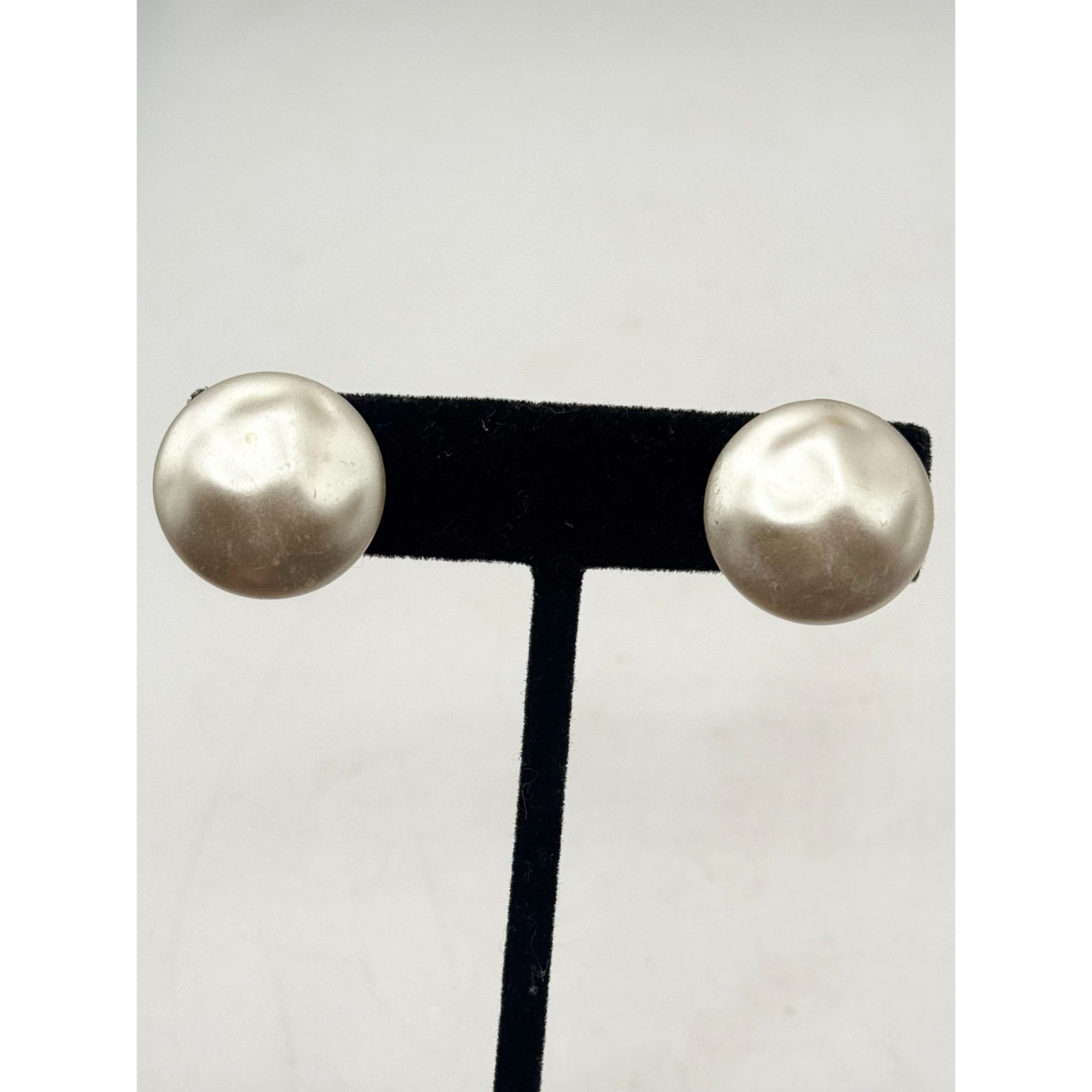 Vintage Vintage Crown Trifari Pearl clip on earrings Size ONE SIZE - 2 Thumbnail