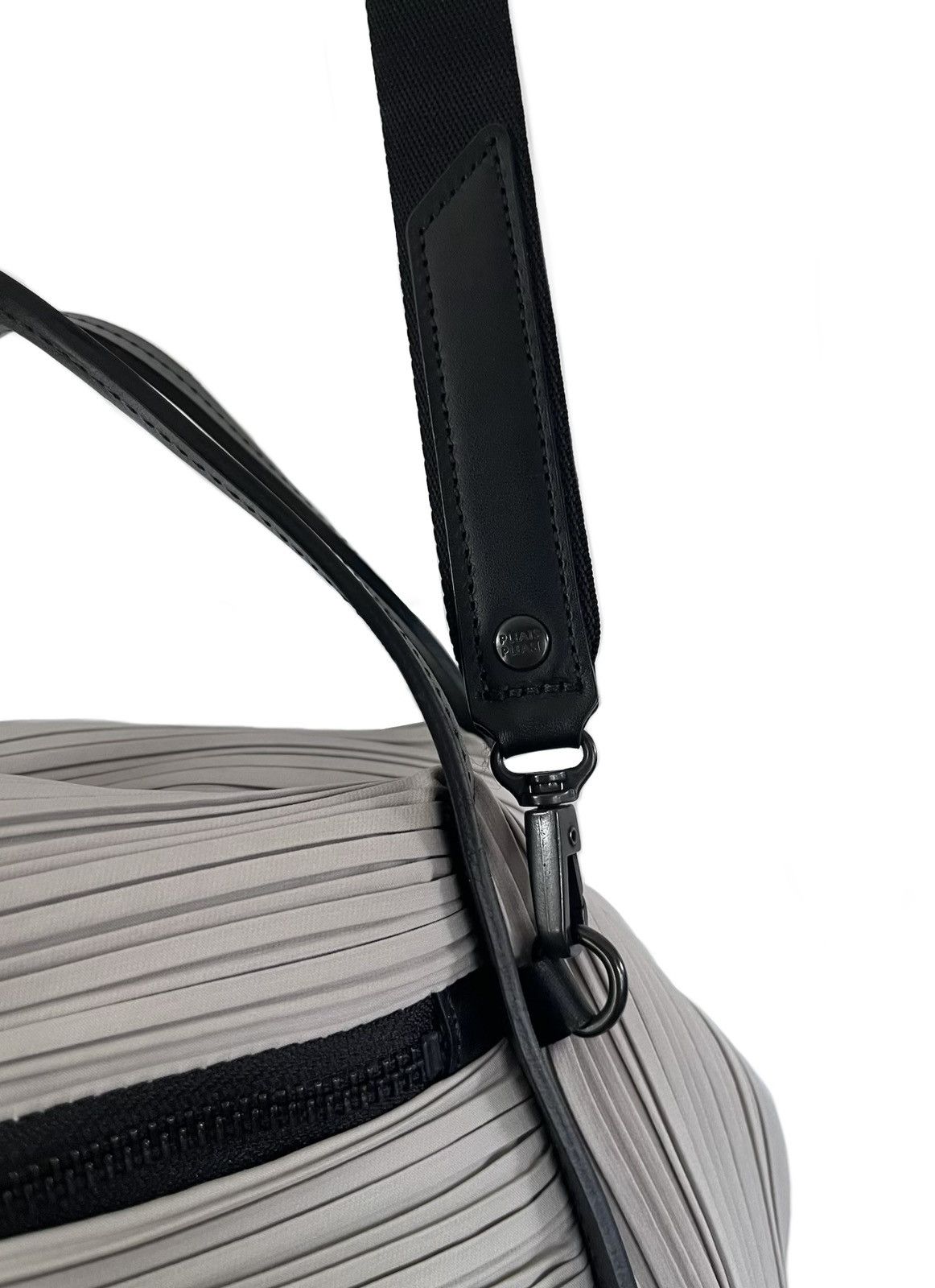 Pleats Please Issey Miyake Pleats Please by Issey Miyake Grey Pleated Bag Size ONE SIZE - 6 Thumbnail