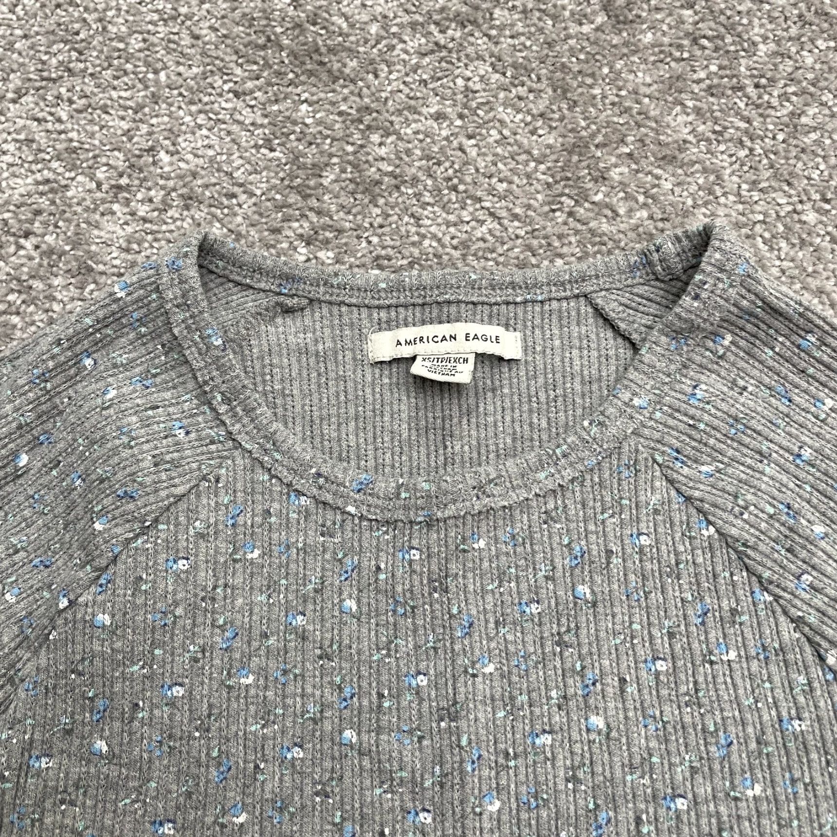 American Eagle Outfitters American Eagle Top Juniors XS Gray Floral Crew Neck Short Sleeve Ribbed Knit Size XS / US 0-2 / IT 36-38 - 3 Thumbnail