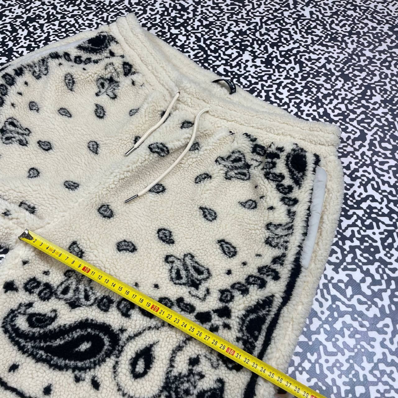 Menace Vintage Y2K Menace Bandana Synchilla Style Rap Shorts Size US 36 / EU 52 - 11 Thumbnail