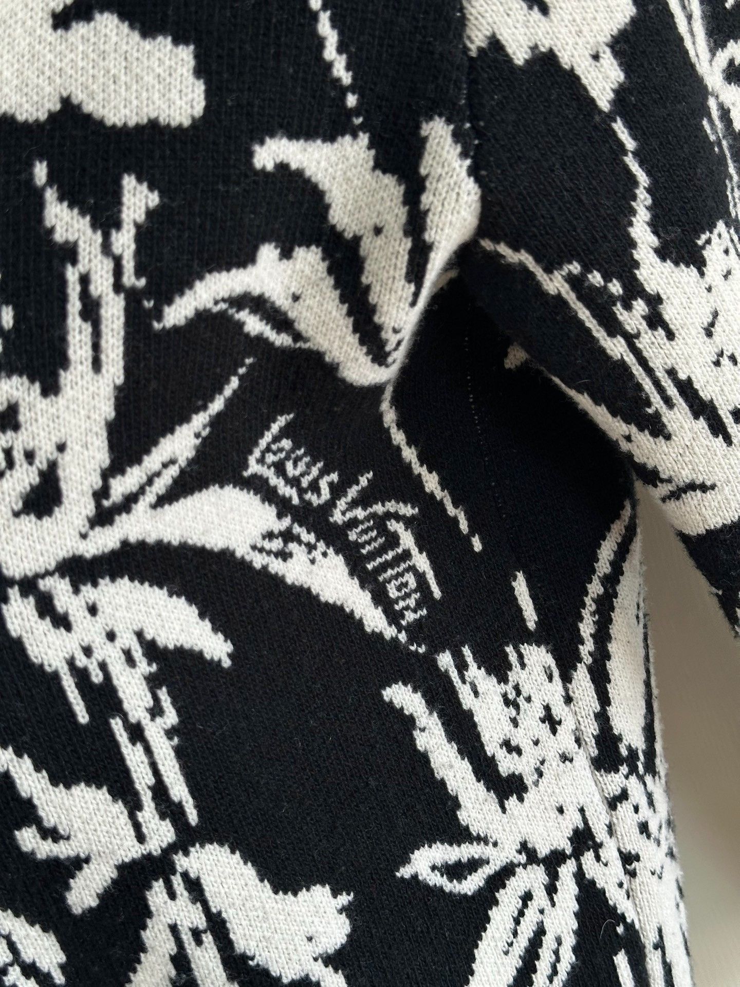 Louis Vuitton Louis Vuitton Black White Palm Tree Logo Cardigan Size US M / EU 48-50 / 2 - 3 Thumbnail