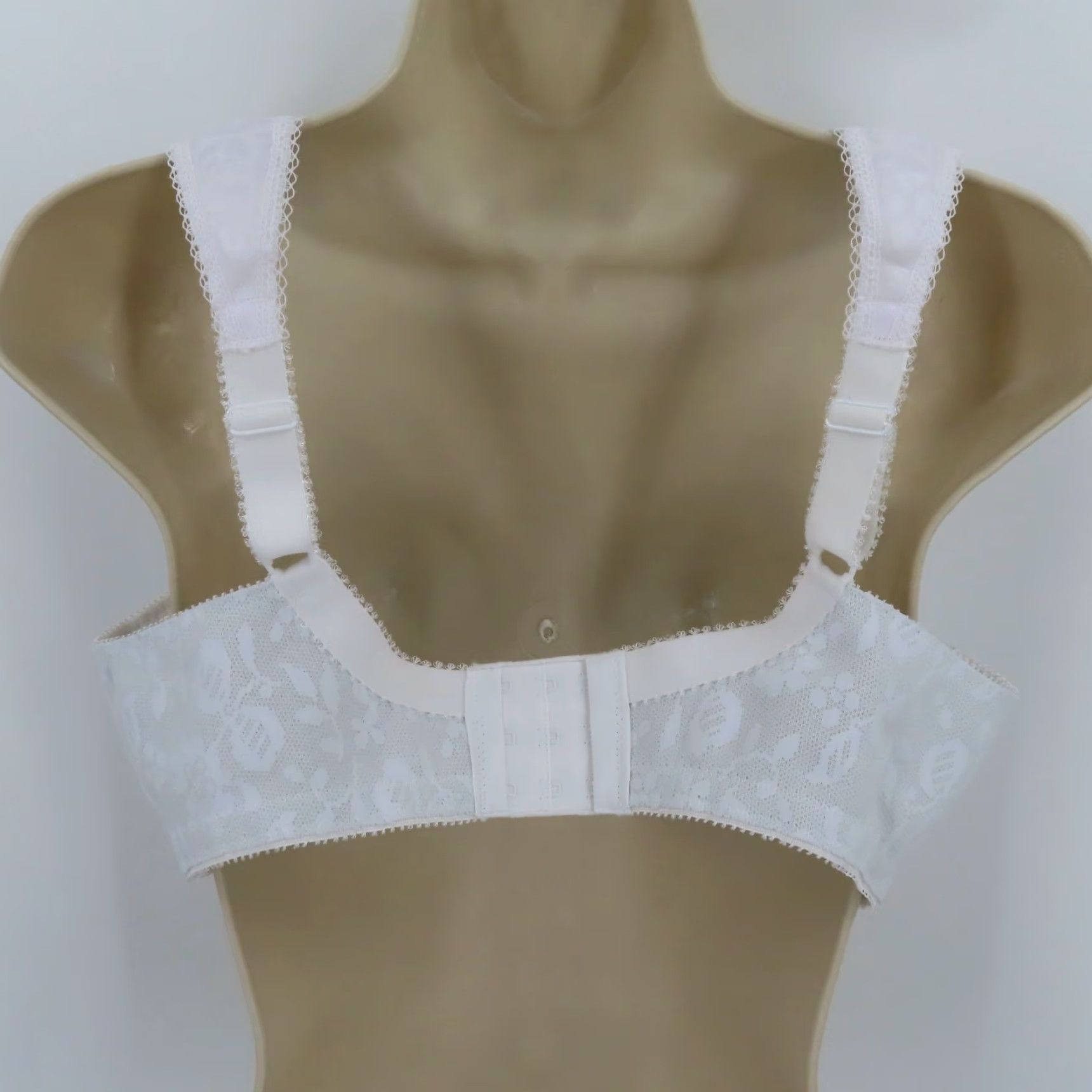 Vintage Playtex 38B Bra 18 Hour Ultimate Shoulder Comfort Wireless Unlined Wide Straps White Size ONE SIZE - 6 Thumbnail