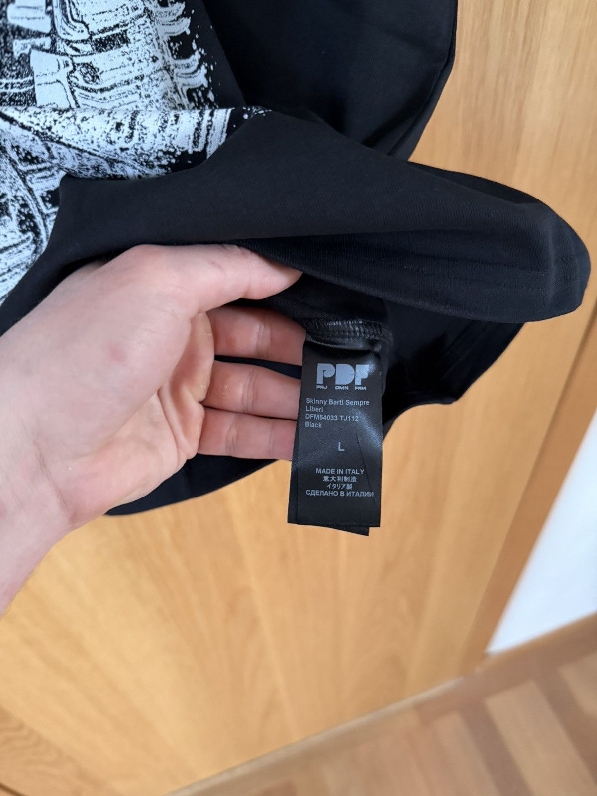 PDF PDF Channel SKINNY BARTI SEMPRE LIBERI Tshirt SS26 Size US L / EU 52-54 / 3 - 4 Thumbnail