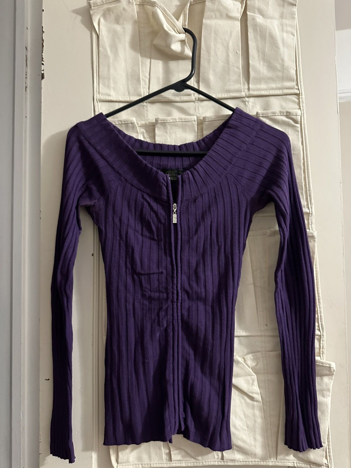 Guess super cute guess tight fitting sweater Size XS / US 0-2 / IT 36-38 - 1 Thumbnail