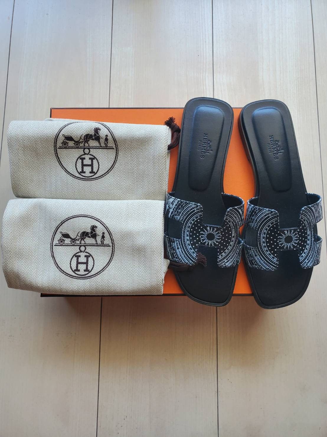 Hermes Hermès Oran Astrologie/Bandana B/W EU37 (US6.5/JP23.5) Size US 6.5 / IT 36.5 - 1 Thumbnail