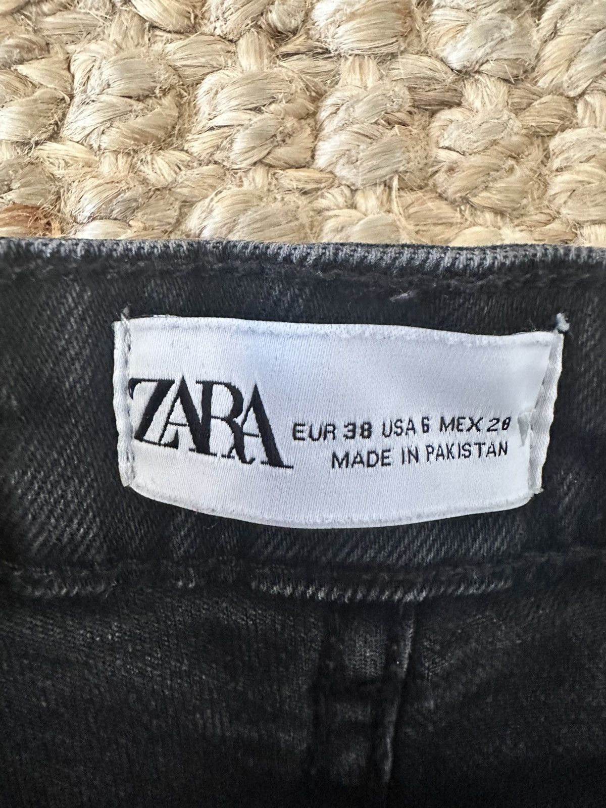Zara ZARA BLACK HIGH WAISTED JEANS CROP FLARE RAW HEM SIZE 6 Size 28" / US 6 / IT 42 - 5 Thumbnail