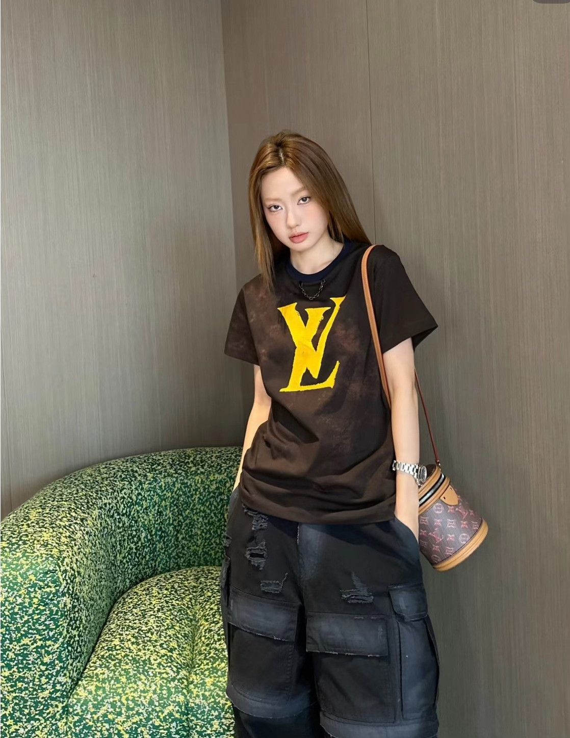 Louis Vuitton Louis Vuitton Big Logo Distressed T-Shirt XS Size XS / US 0-2 / IT 36-38 - 1 Thumbnail