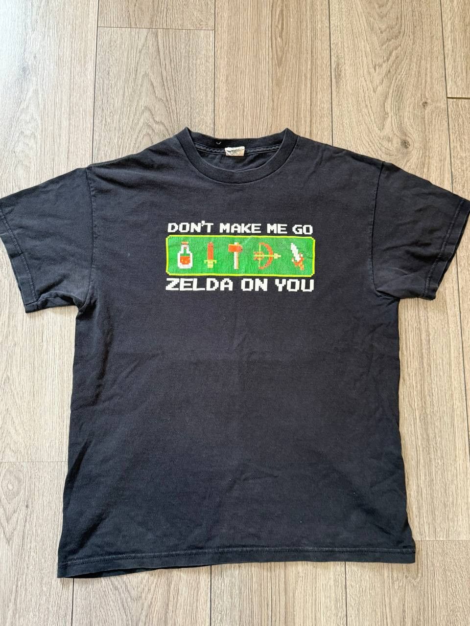 Delta 2000s Vintage Y2K t-shirt Zelda Graphic Print Size M Black Size US M / EU 48-50 / 2 - 1 Thumbnail