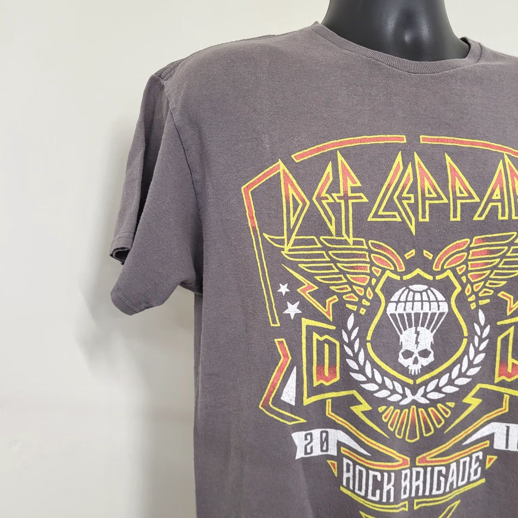 Vintage Def Leppard Tour T-Shirt Men Large Brown Rock Brigade 2018 Band READ Shirt Mens Concert 2018 Size US L / EU 52-54 / 3 - 2 Thumbnail