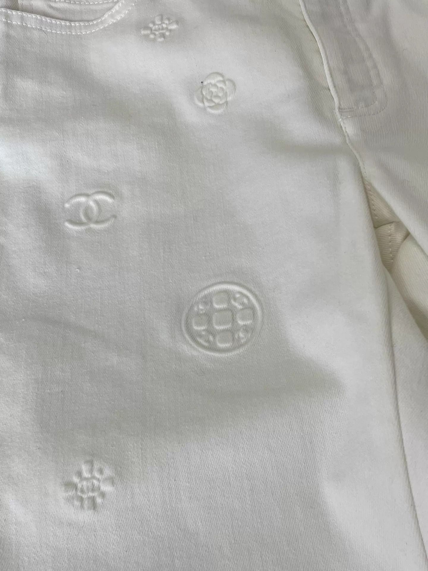 Chanel Chanel White Camellia Embossed Jeans 38 w/ Pouch Size 27" / US 4 / IT 40 - 2 Thumbnail