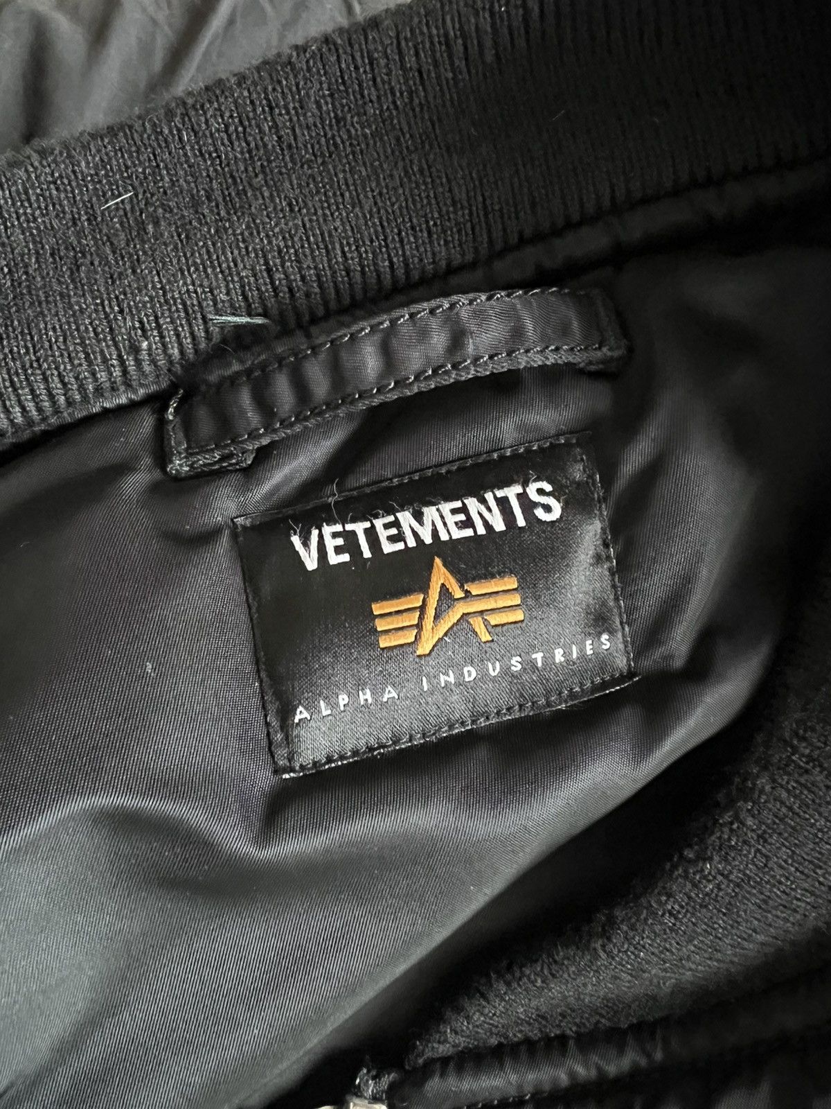 Vetements VETEMENTS FW19 RUNWAY BOMBER Size US XS / EU 42 / 0 - 12 Thumbnail