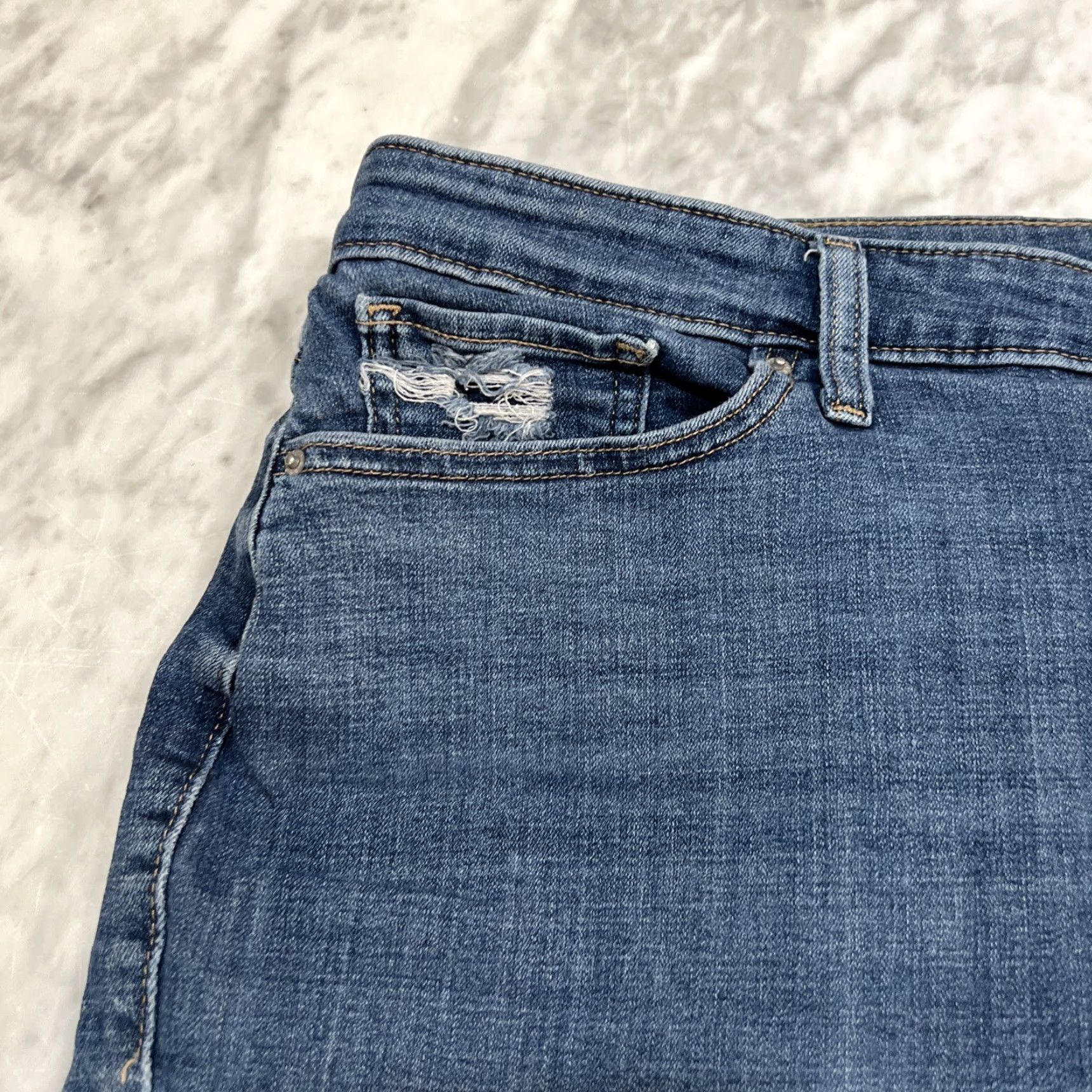 Levi's Levi's Shorts Women’s 24W Denim Blue Casual Summer Travel Pockets 2000s Style Size 42" / US 20 - 5 Thumbnail