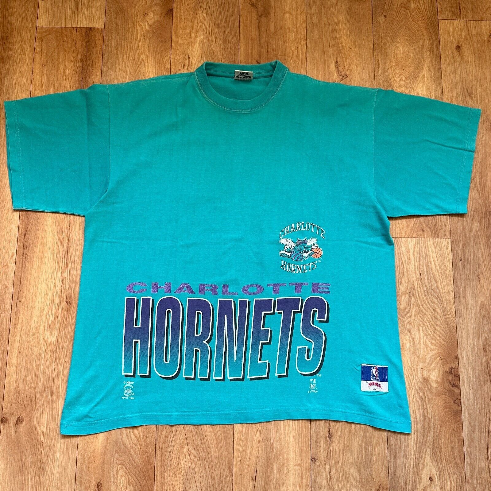 Nutmeg Vintage Charlotte Hornets T-Shirt size XL Size US XL / EU 56 / 4 - 1 Thumbnail