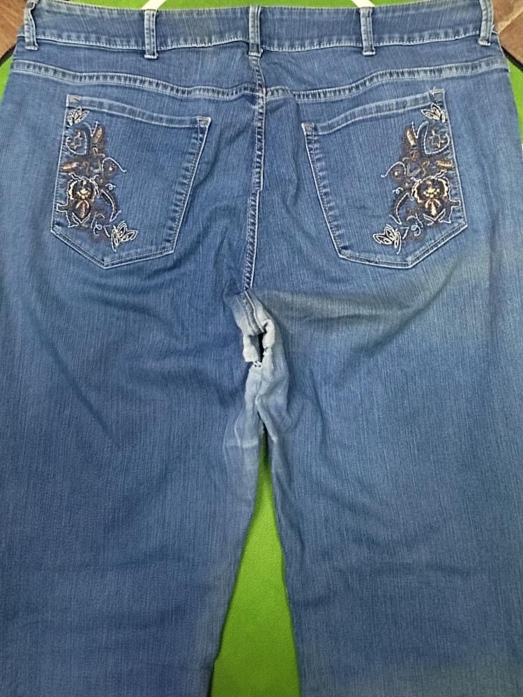 Lee VINTAGE LEE BOOT CUT JEANS DISTRESSED STYLE EMBROUDER FLOWER Size 30" / US 8 / IT 44 - 9 Thumbnail