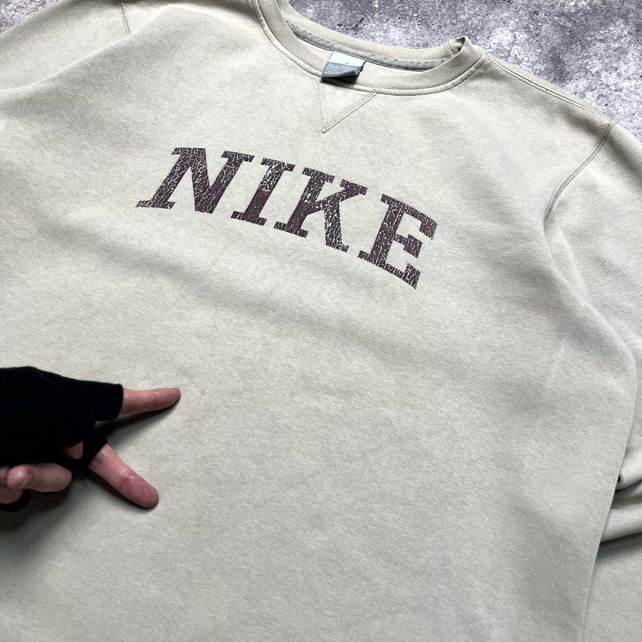 Nike Vintage Y2K Nike Beige Crewneck Sweatshirt Big Logo Size L Size US L / EU 52-54 / 3 - 8 Thumbnail