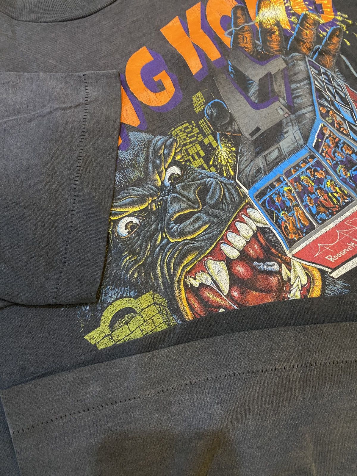 Universal Studios Rare! 1985 KING KONG Universal Studios Movie Sunfaded Tee Size US L / EU 52-54 / 3 - 4 Thumbnail