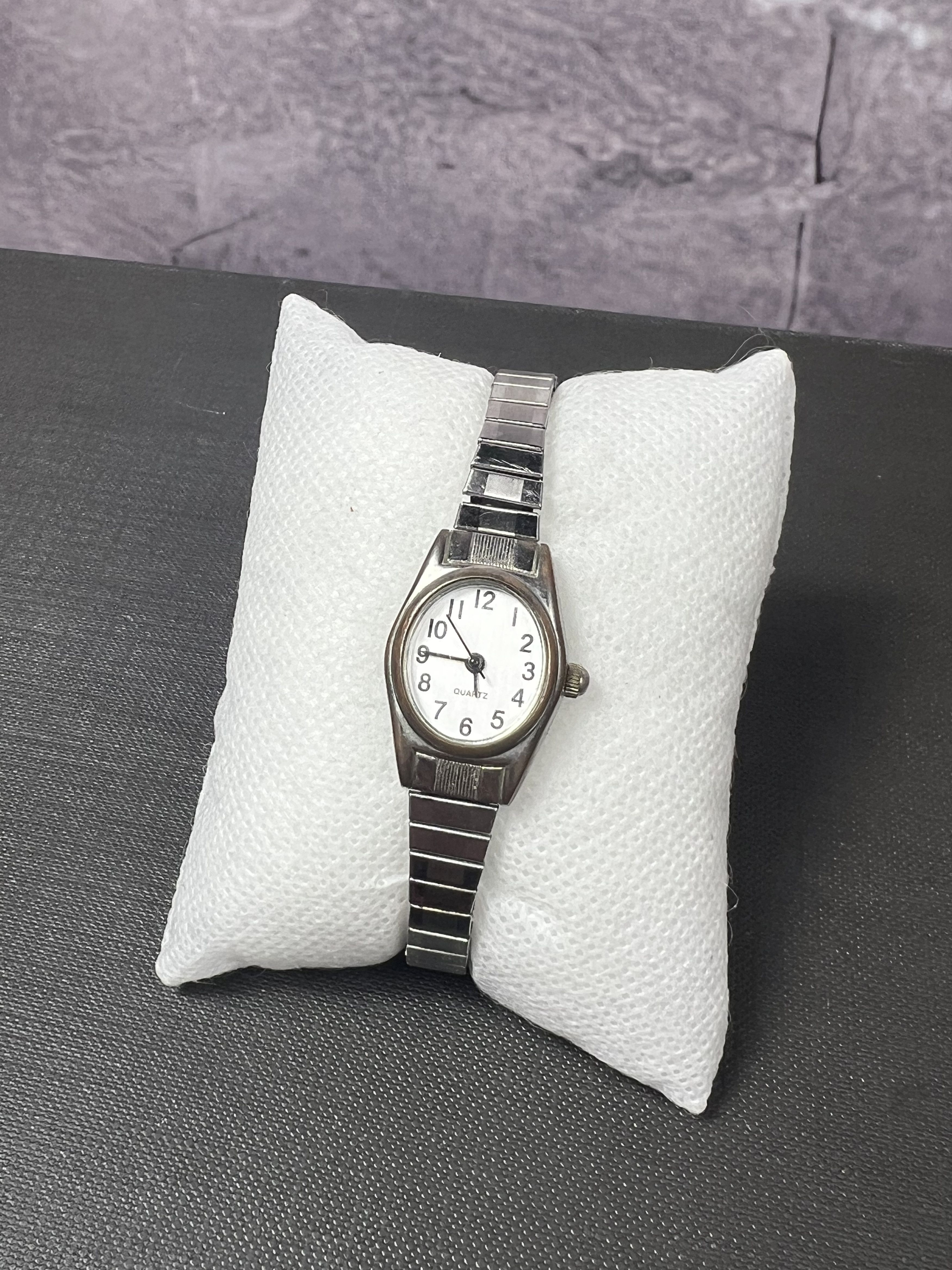 Vintage Futuristic Minimalistic Quartz Japanese Style Bracelet Watch Size ONE SIZE - 3 Thumbnail
