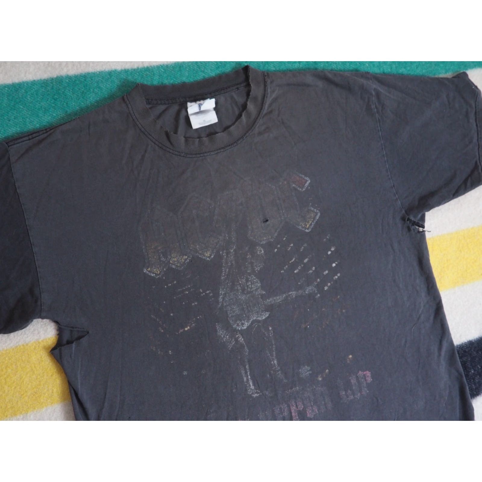 Gildan VTG AC/DC Stiff Upper Lip Distress Black Tee T-Shirt XL Men Shirt Graphic 2000s Grunge Band Size US XL / EU 56 / 4 - 4 Thumbnail