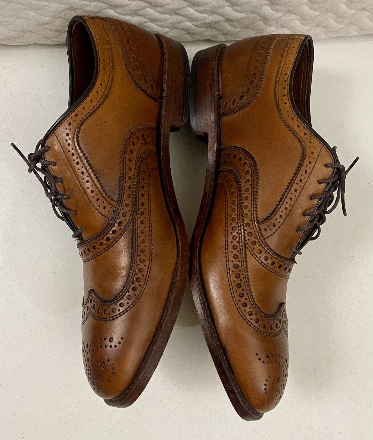 Allen Edmonds Allen Edmonds 🇺🇸 McAllister Wing-Tip Oxford Walnut 11 EE VGC Size US 11 / EU 44 - 6 Thumbnail