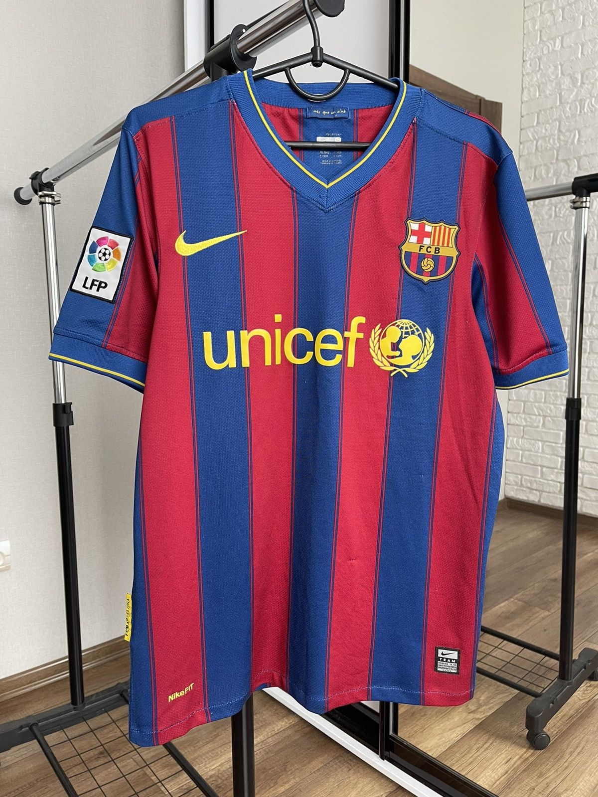 Other 2009/2010 Nike FC Barcelona Messi Vintage Soccer Jersey Tee Size US S / EU 44-46 / 1 - 4 Thumbnail