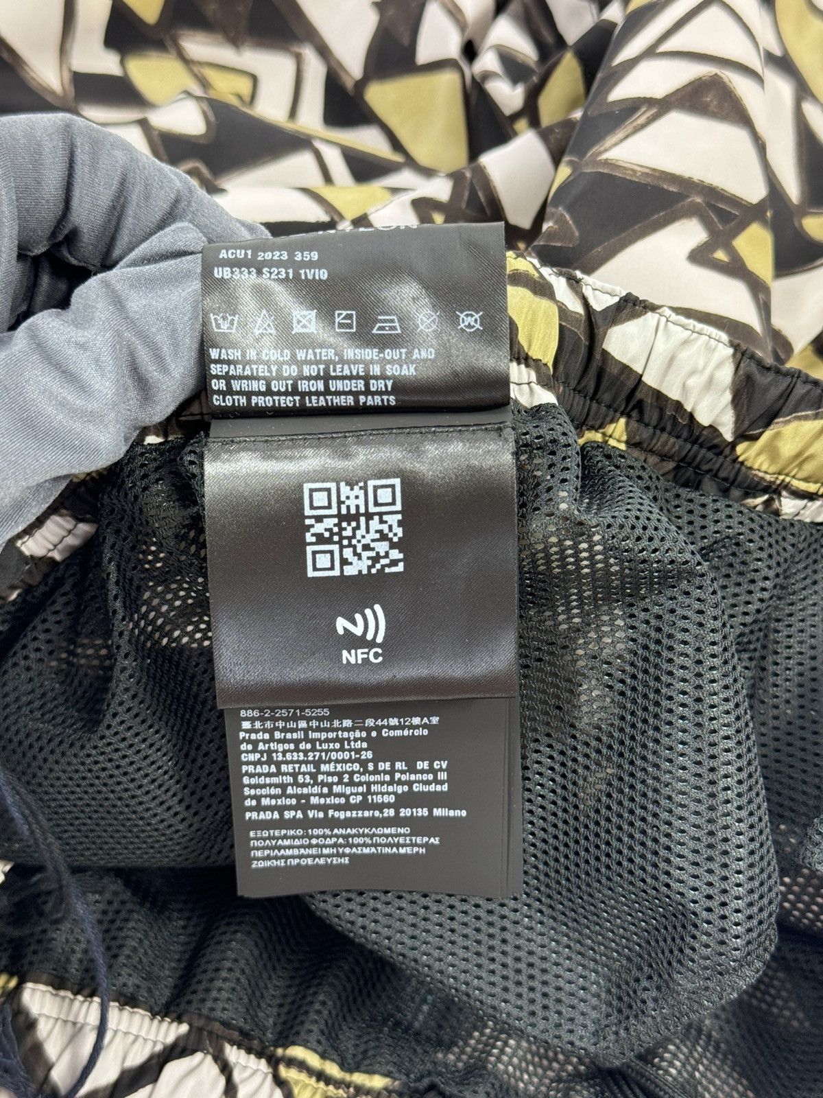 Prada GRAPHIC PRINT SWIM SHORTS Size US 36 / EU 52 - 8 Thumbnail