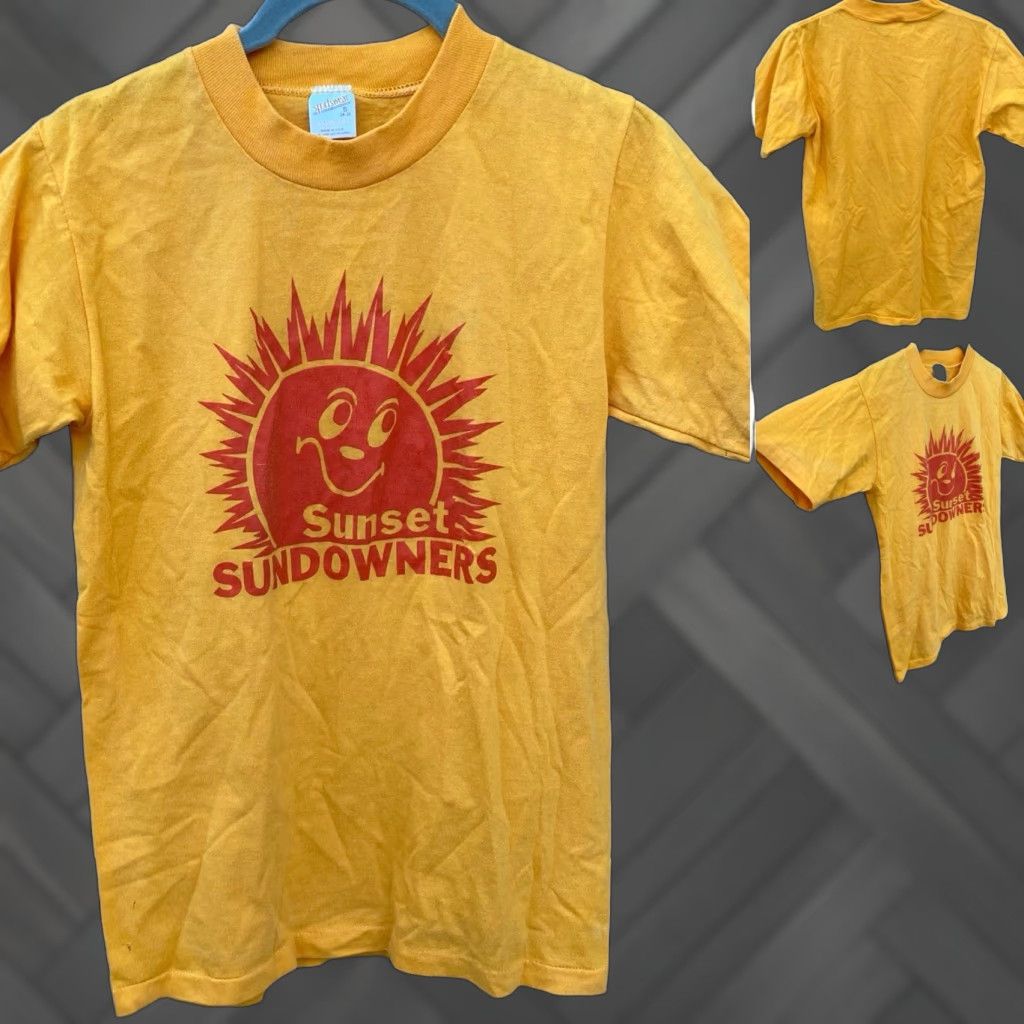 Vintage VINTAGE Sportswear T-Shirt Short Sleeve Men S Yellow USA Graphic Print 1980s Sunset Sundowners Small Size US S / EU 44-46 / 1 - 1 Thumbnail