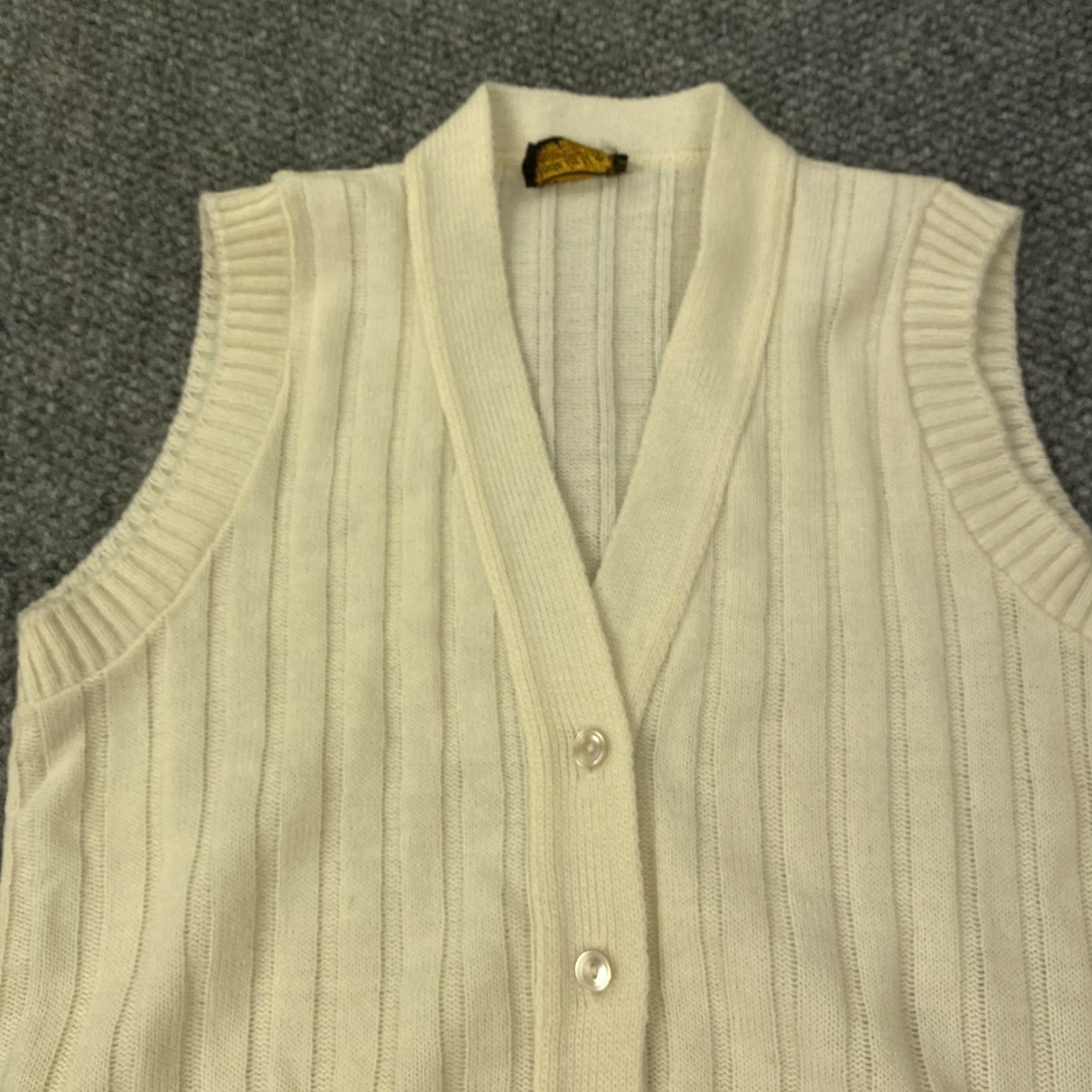 Vintage VINTAGE Kate Collins Sweater Vest Men Medium Ivory Knit Acrylic V-Neck Button USA Size US M / EU 48-50 / 2 - 4 Thumbnail