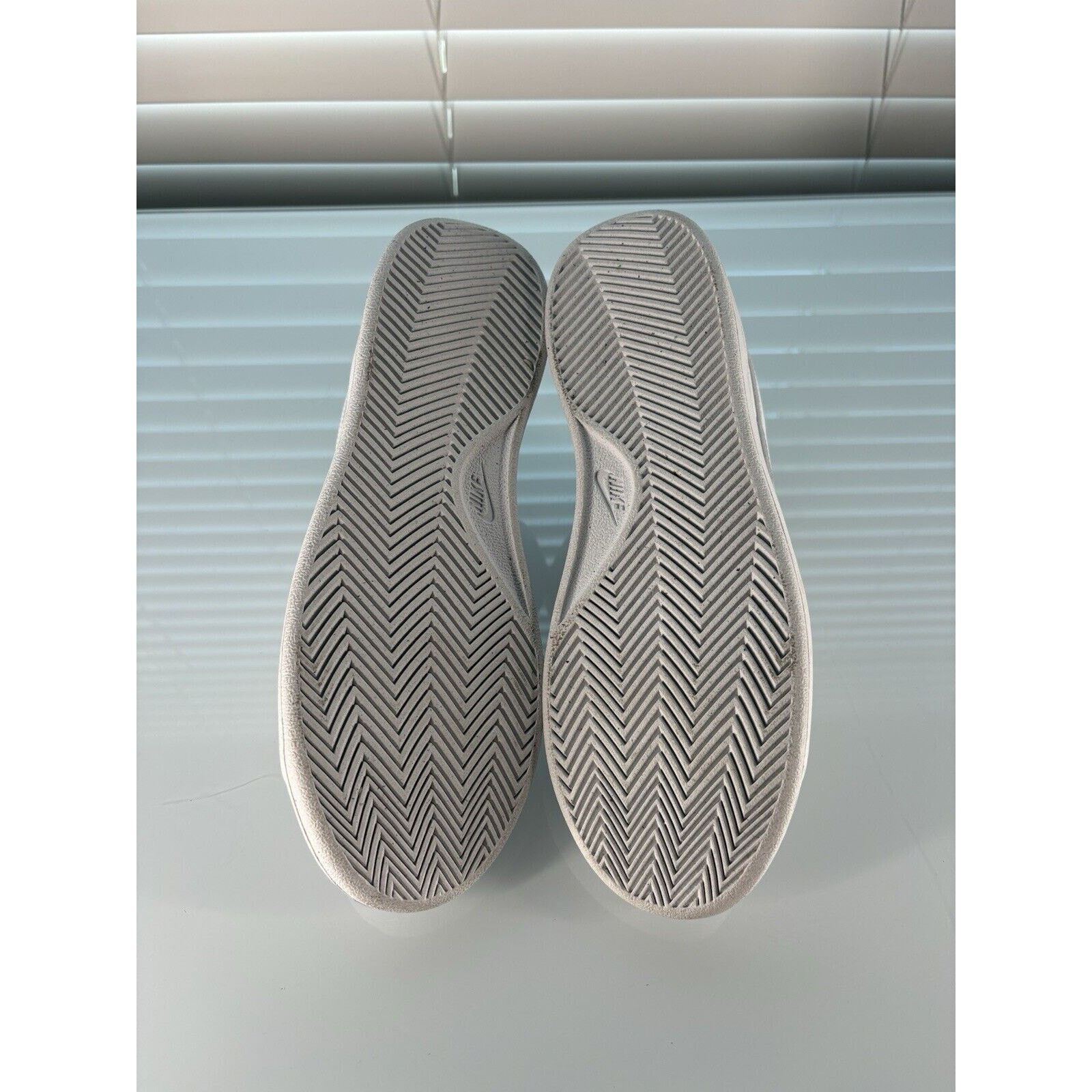 Nike Nike Court Royale 2 White Leather Sneaker Shoes (5.5y) Size US 5.5 / EU 38 - 4 Thumbnail