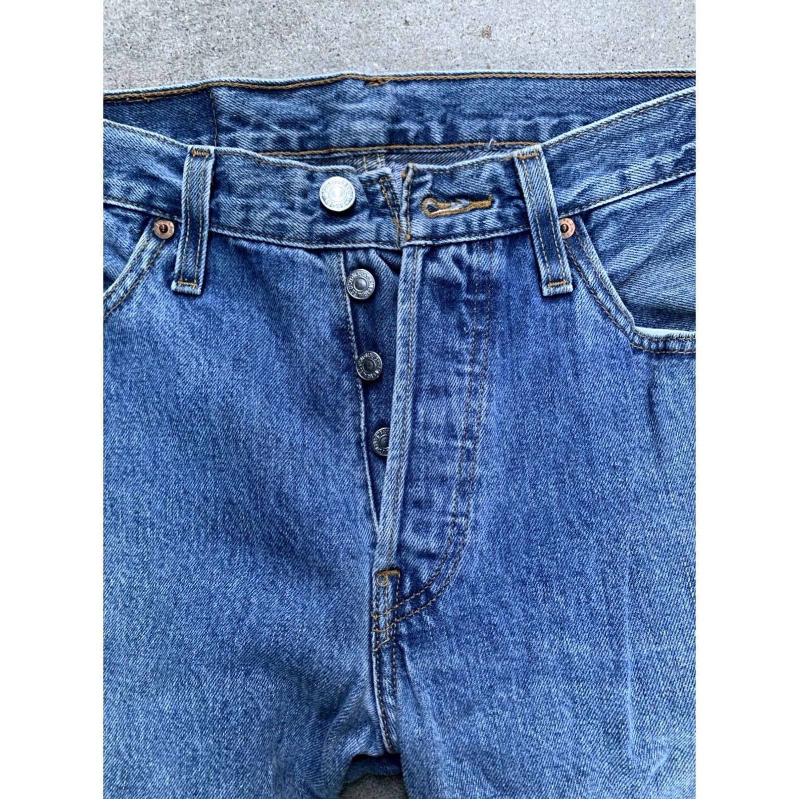 Levi's VINTAGE Levi's 501 Jeans Button Fly Regular Size 33 Men Blue Denim 5-Pocket 31.75 Inseam 33.5 W 32 Measures 31.75 retro 90s Mens Size US 33 - 3 Thumbnail