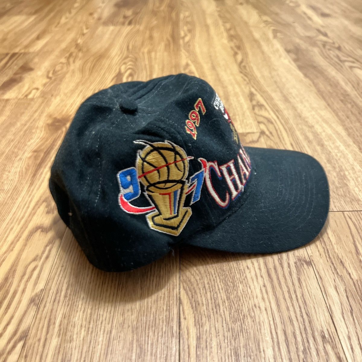 NBA 1997 Chicago Bulls Championship Hat Size ONE SIZE - 3 Thumbnail
