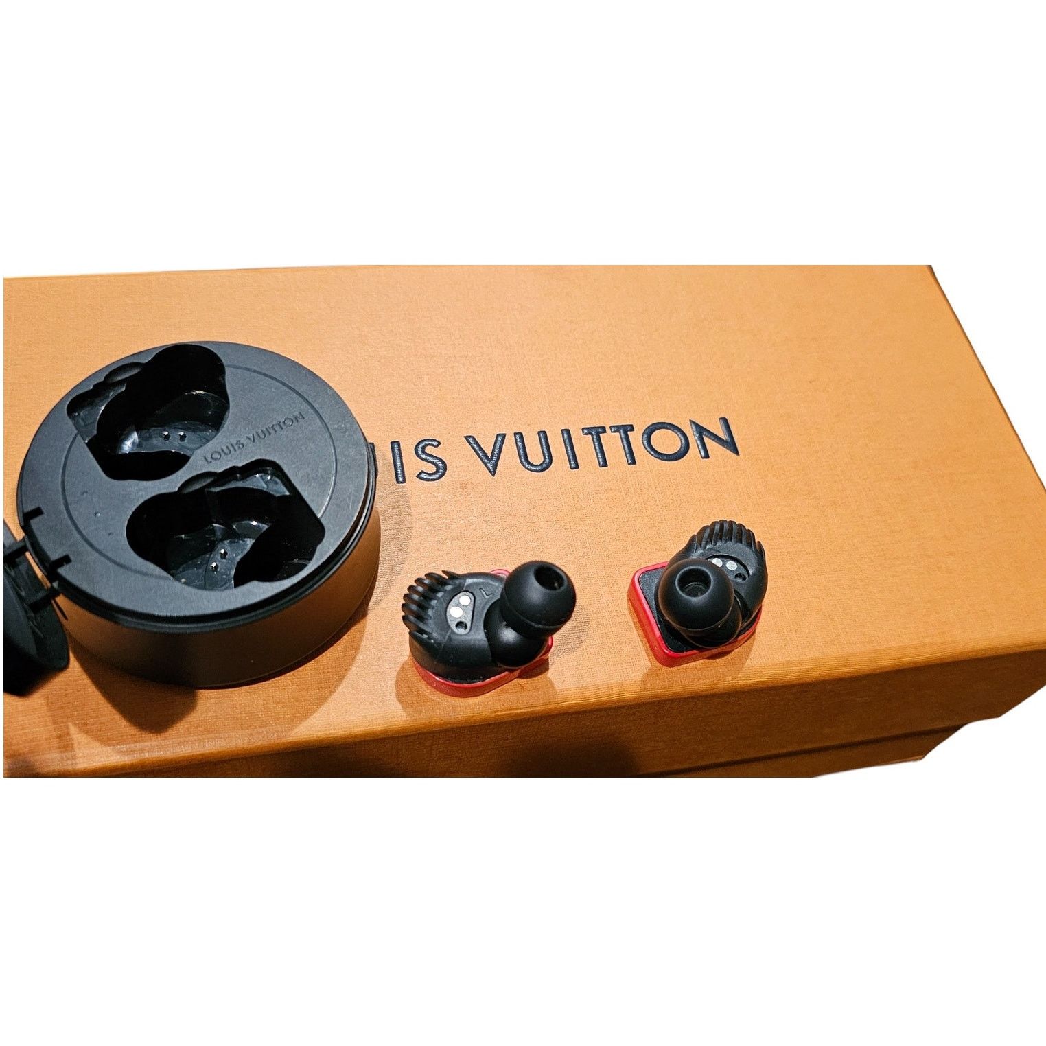 Louis Vuitton Louis Vuitton Horizon Wireless Red Earbuds Size ONE SIZE - 9 Thumbnail