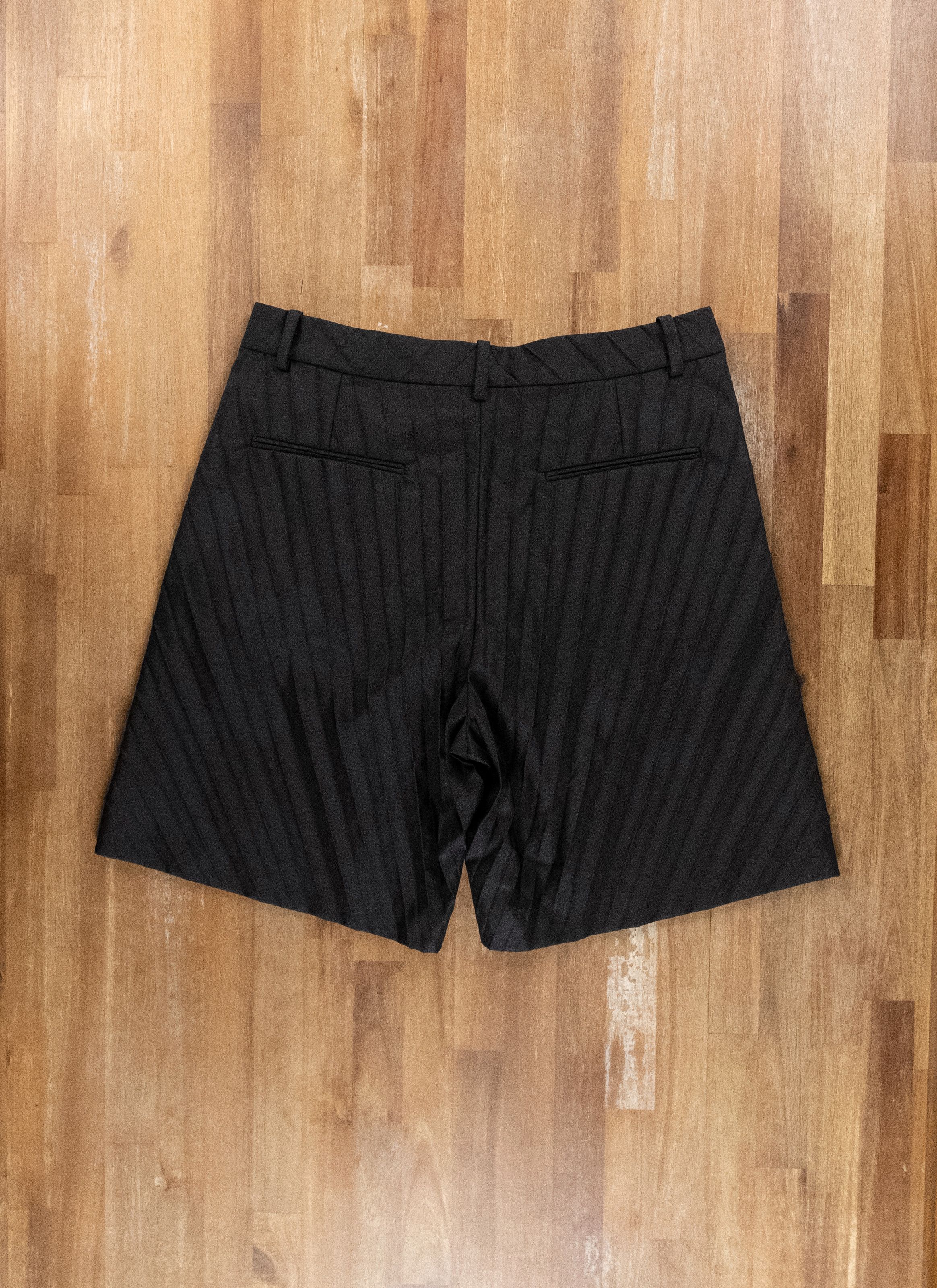 Valentino VALENTINO Garavani black pleated effect nylon bermuda shorts Size US 34 / EU 50 - 10 Thumbnail