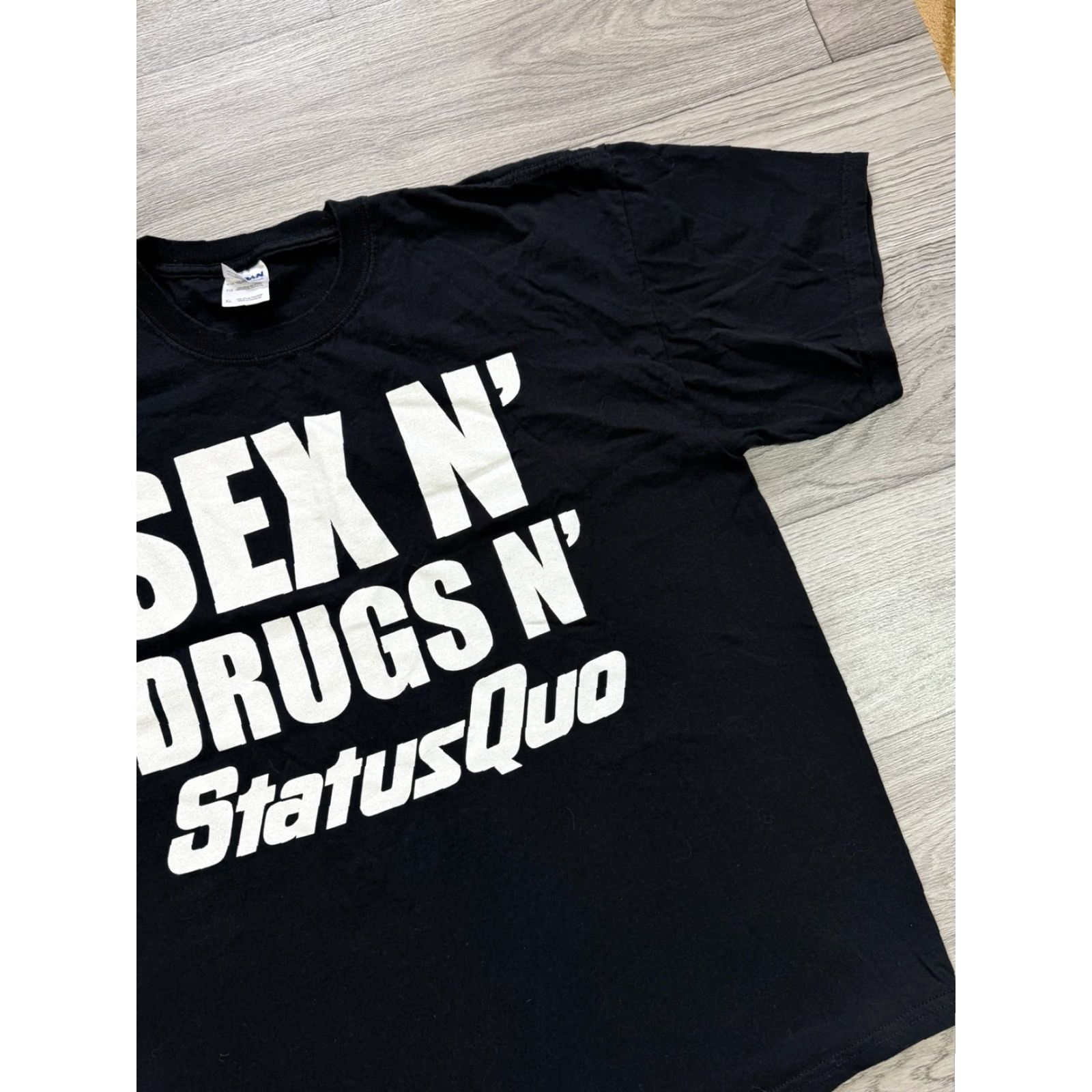 Gildan VINTAGE Sex Drugs Status Qwo Y2k Humor Art Rock Band T-Shirt Black XL Men Short Sleeve T-Shirt Size US XL / EU 56 / 4 - 6 Thumbnail