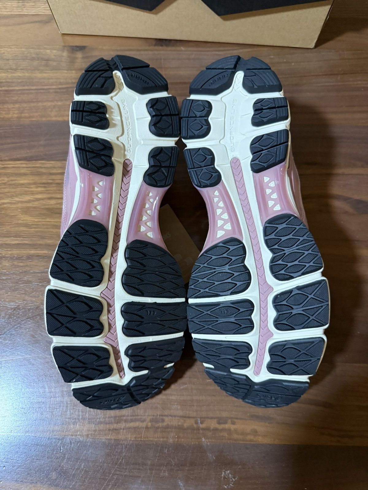 Asics × Kith Kith ASICS Loyalty Exclusive GEL-KAYANO 12.1 Quartz Size 11 Size US 11 / EU 44 - 7 Thumbnail