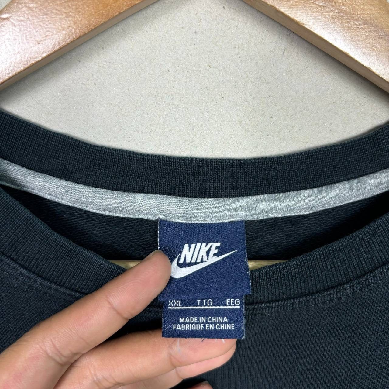 Nike Vintage Nike Mini Swoosh Crewneck Sweatshirt Black Y2K Size US L / EU 52-54 / 3 - 3 Thumbnail