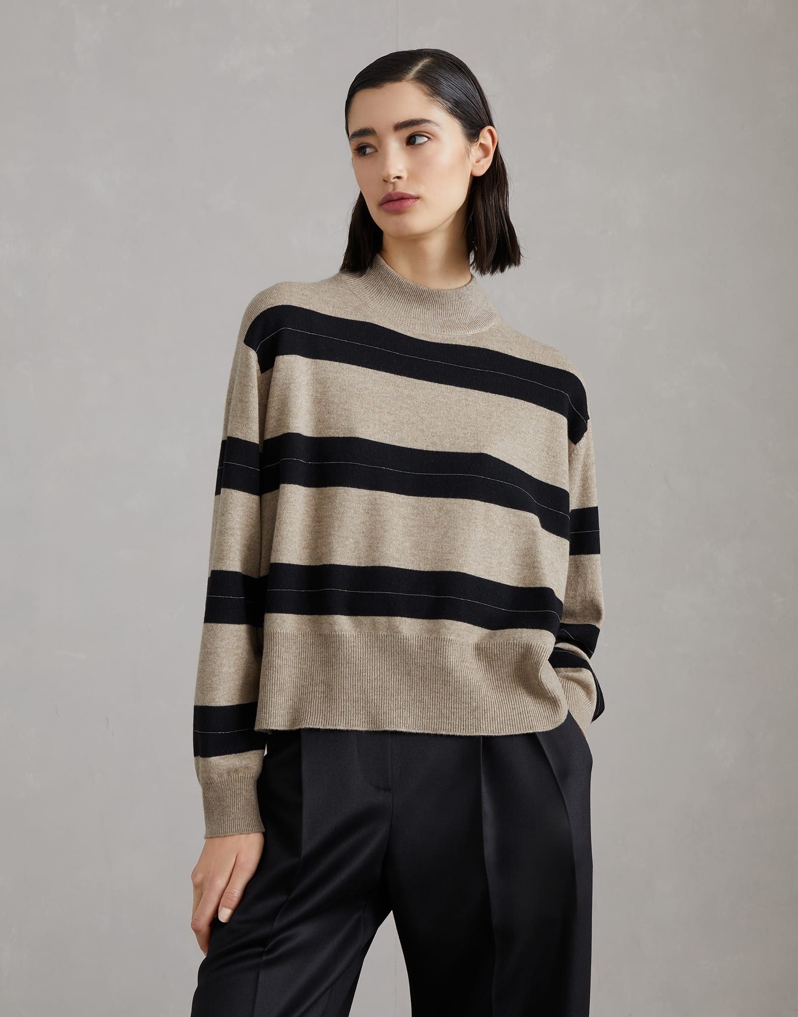 o1la1rc1a1025 Knitted Vest in Beige/Navy