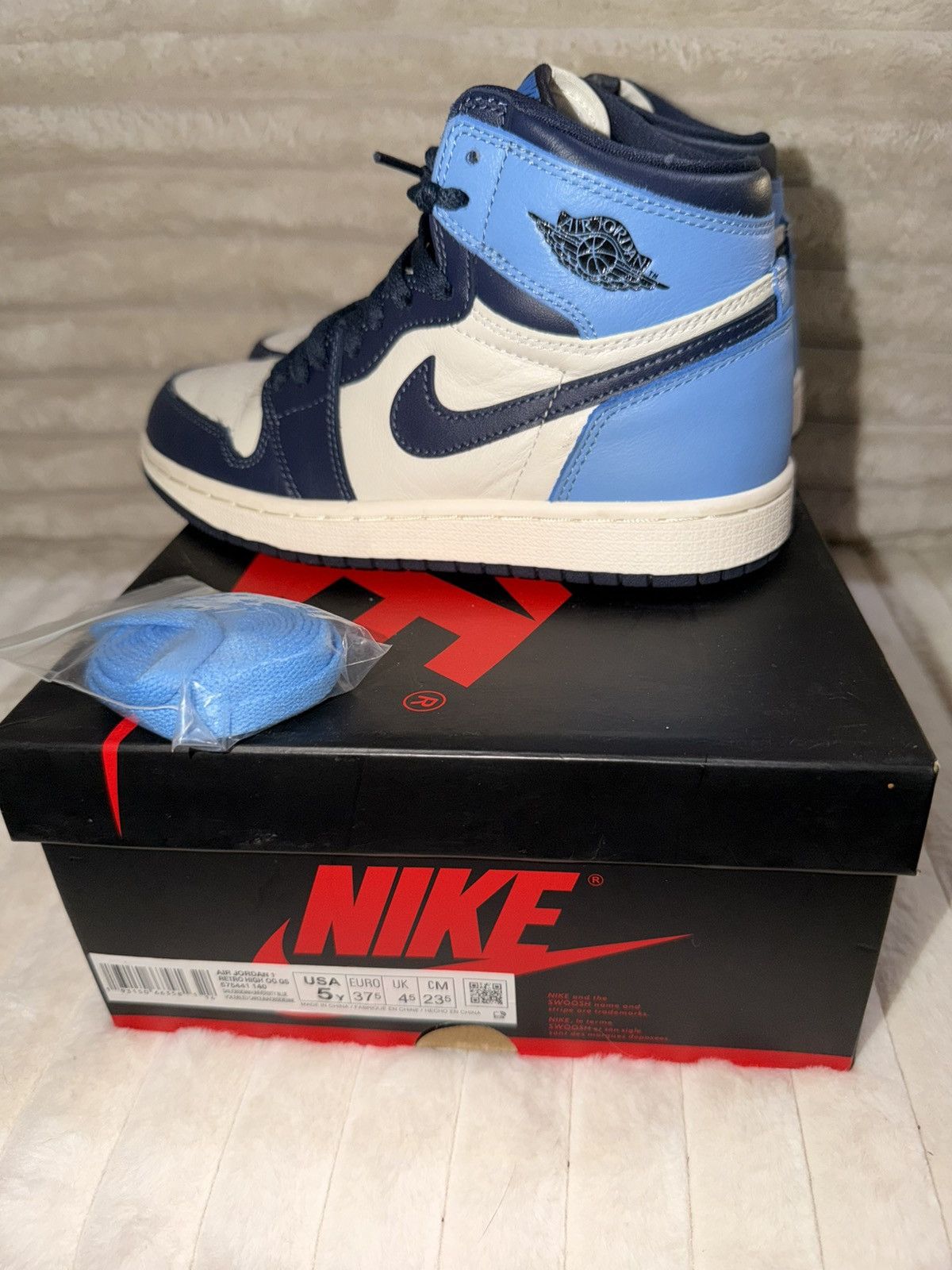 Jordan Brand Air Jordan 1 Retro High OG GS Size 5Y. Obsidian Size US 5 / EU 37 - 4 Thumbnail