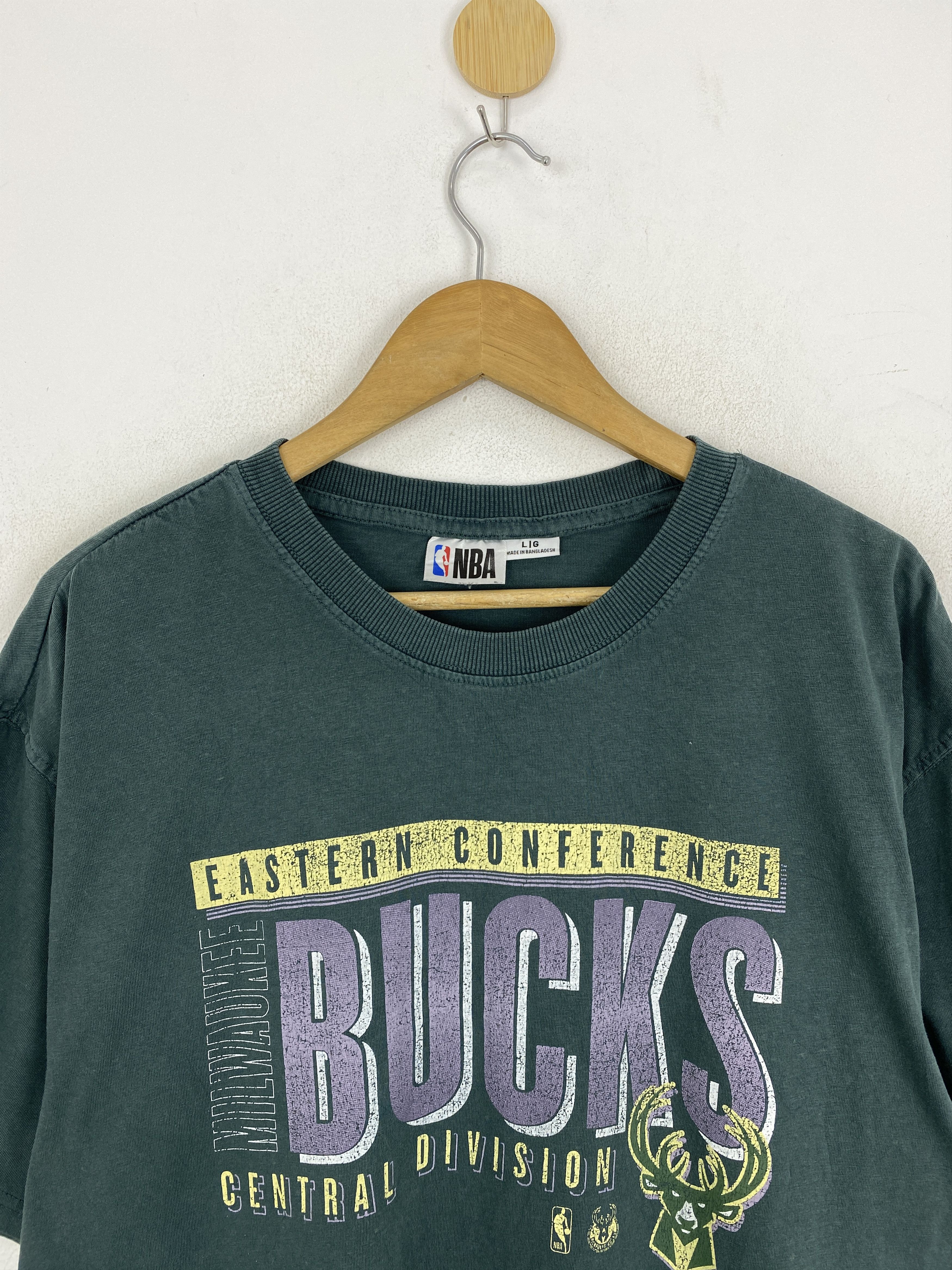 NBA Vintage NBA Milwaukee Bucks Basketball Team Tee TA0594 Size US L / EU 52-54 / 3 - 2 Thumbnail
