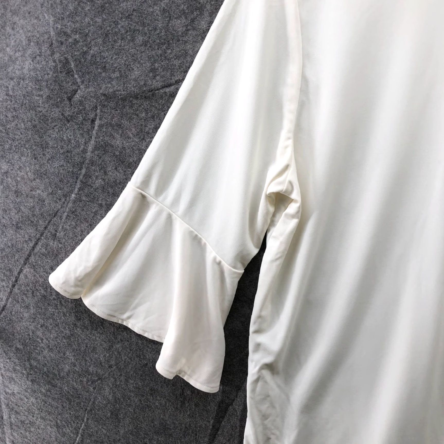 Uniqlo Uniqlo Blouse Womens M Ivory Crewneck 3/4 Sleeve Bell Ruffle Shirt Size M / US 6-8 / IT 42-44 - 5 Thumbnail