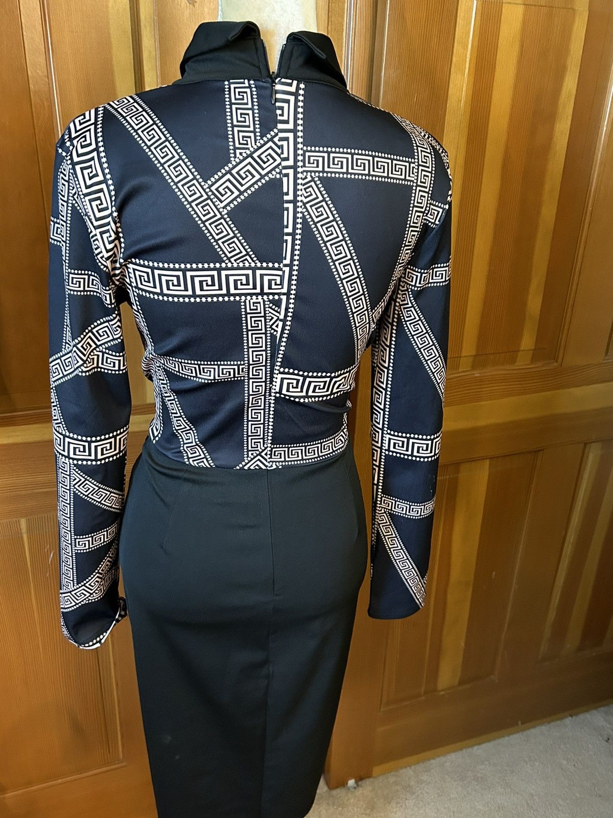 Designer × Other NWT, Lavishly Paris Women’s Sirianni V-Neck Midi Dress. Size M / US 6-8 / IT 42-44 - 12 Thumbnail