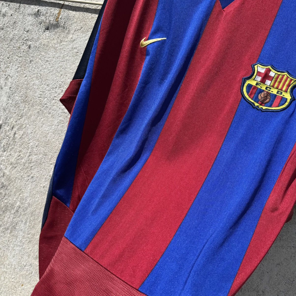 Nike FC Barcelona Vintage Ronaldino #10 Soccer Jersey y2k brazil Size US L / EU 52-54 / 3 - 8 Thumbnail