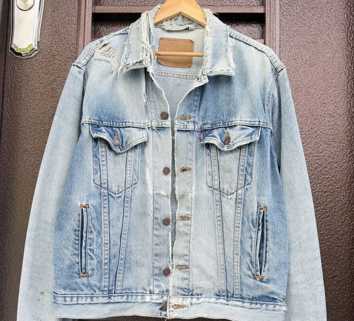 Levi's Vintage Levi’s Distressed Denim Light Wash Grunge Trucker Size US L / EU 52-54 / 3 - 3 Thumbnail