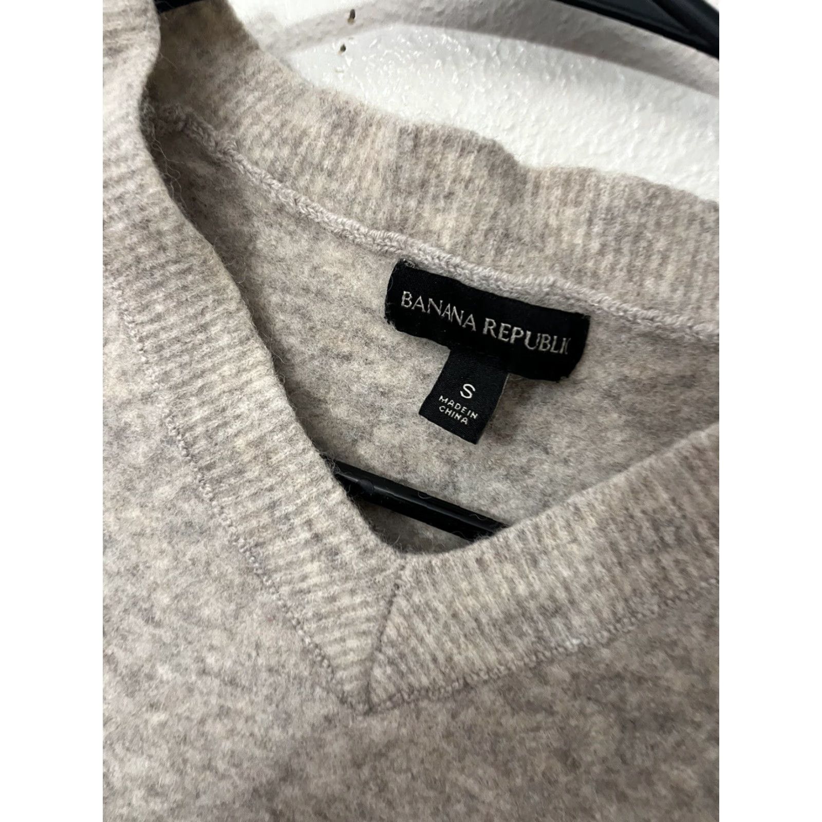 Banana Republic Banana Republic Gray Knit Sweater Womens Small Long Sleeve V-Neck Pullover Classic Size S / US 4 / IT 40 - 3 Thumbnail