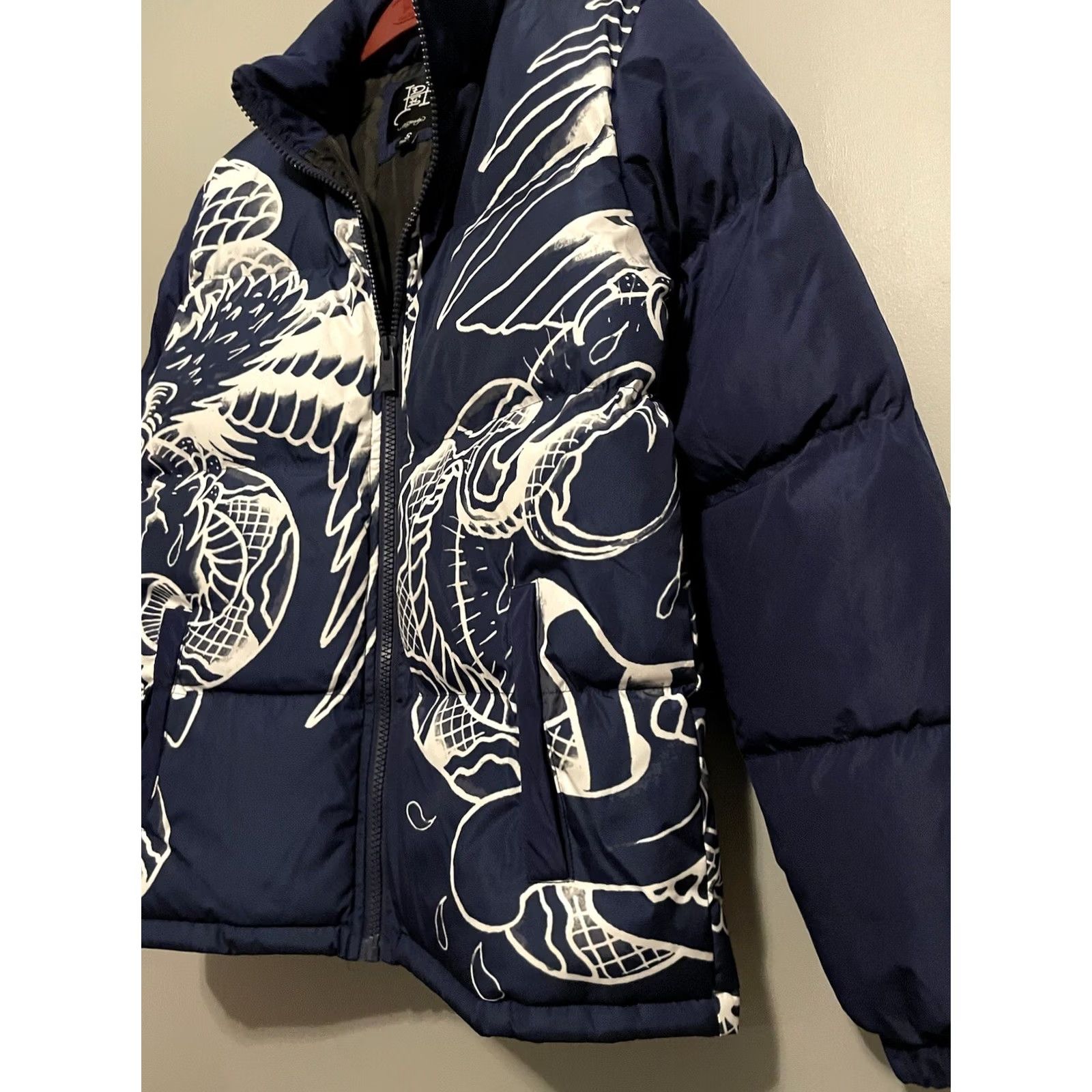 Ed Hardy Ed hardy Puffer Jacket Blue And White Size Small Unisex Adults S Jacket Blue Puffer Logo Zipper 90s? Size S / US 4 / IT 40 - 4 Thumbnail
