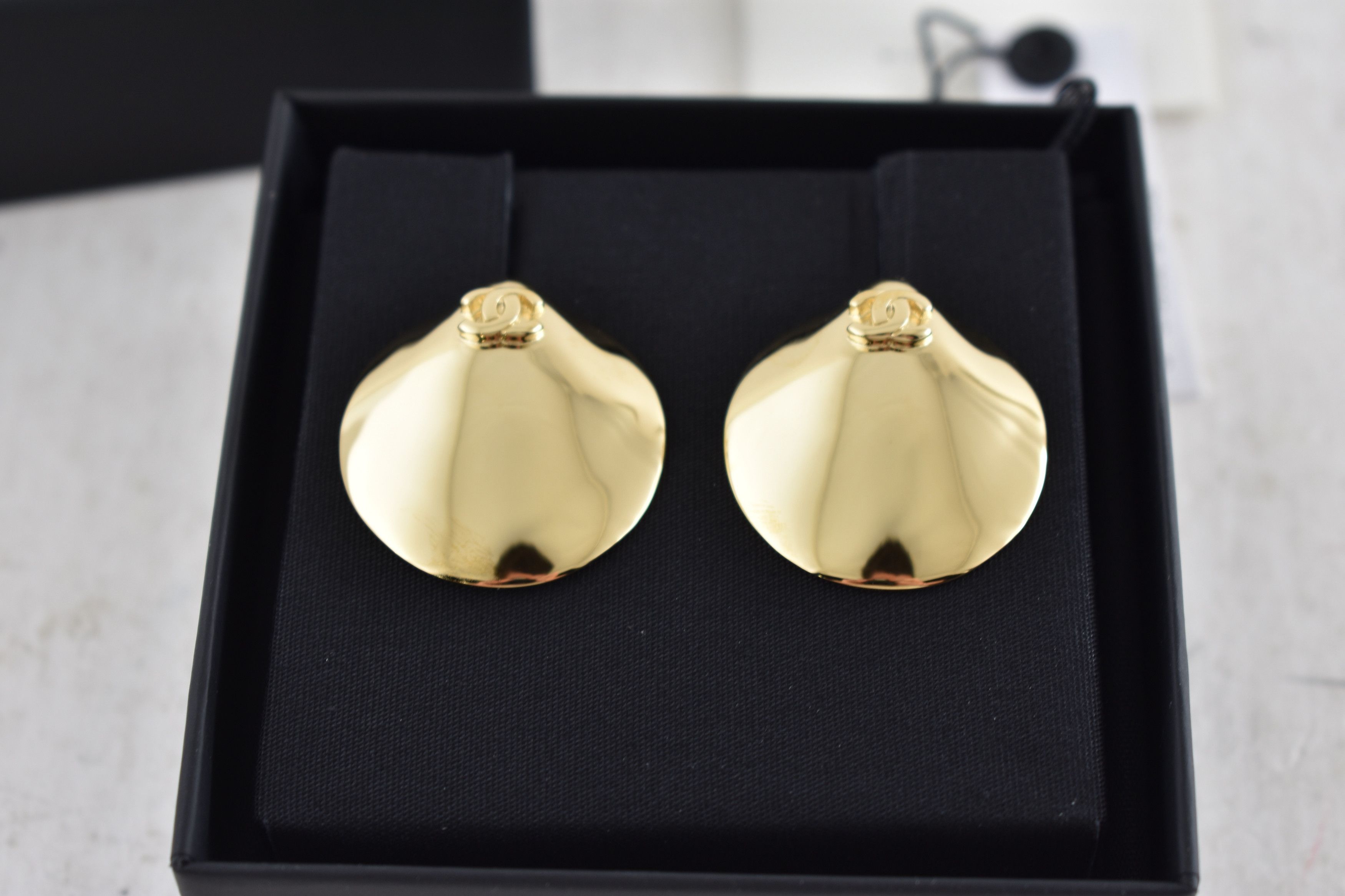 Chanel 26M Coco Beach Shell Seashell CC Logo Dangle Drop Earrings Size ONE SIZE - 6 Thumbnail