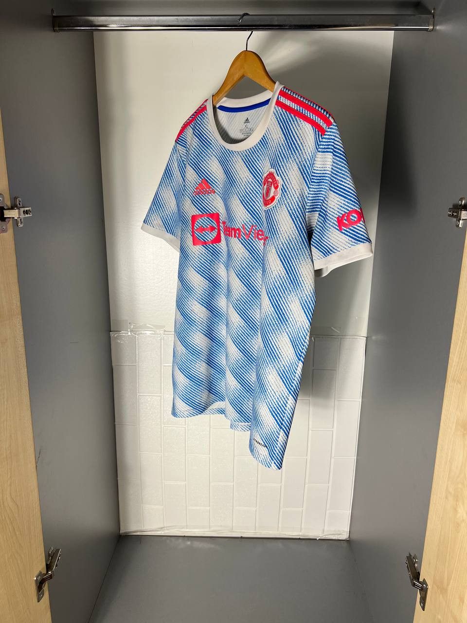 Adidas VINTAGE ADIDAS FC MANCHESTER UNITED ENGLAND SOCCER JERSEY Size US XXL / EU 58 / 5 - 3 Thumbnail
